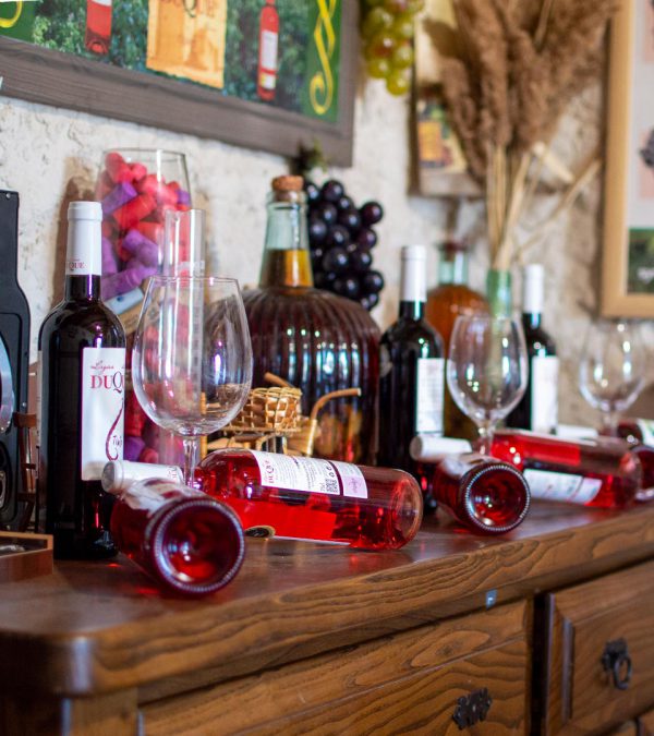 Bodega Lagar del Duque y botellas de vino al fondo